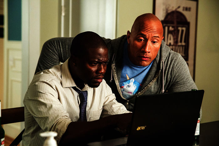 Calvin (Kevin Hart) gefällt es ganz und gar nicht, dass Bob (Dwayne Johnson) seinen Laptop für illegales Hacking benutzt.Bild: Sender / ZDF