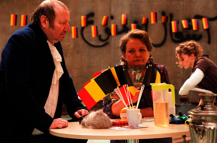 Gmeiner (Rainer Reiners) und Margarete (Swetlana Schönfeld) geraten aneinander. Im Hintergrund: Swantje (Antonia Bill). Bild: Sender / NDR / BR / Alva Nowak