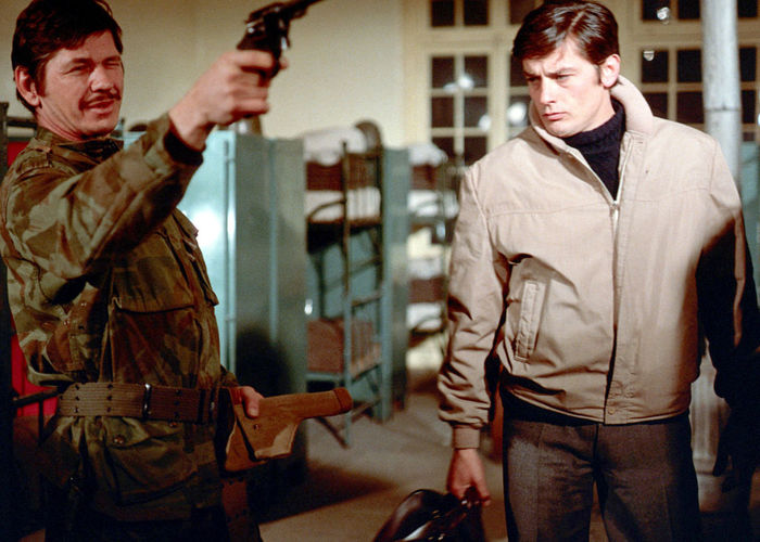 Der Arzt Dino (Alain Delon) hat kein Interesse, sich nach dem Kriegsdienst von seinem zynischen Kameraden Franz (Charles Bronson) als Söldner anheuern zu lassen. Bild: Sender