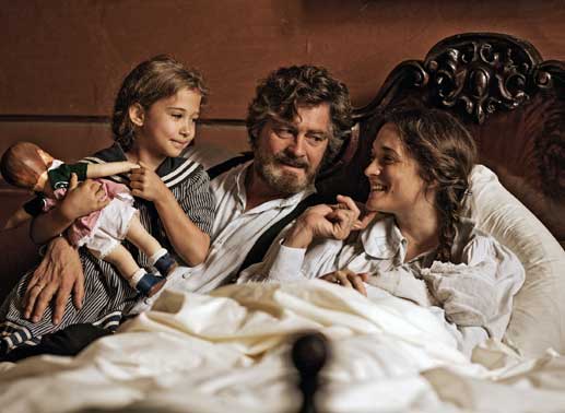 Auch ohne Trauschein sind Katharina (Friederike Becht), Max (Fritz Karl) und ihre kleine Tochter Maria (Helena Schönfelder) eine glückliche Familie. Bild: Sender / Rich and Famous Overnight Film / Jens Hauspurg