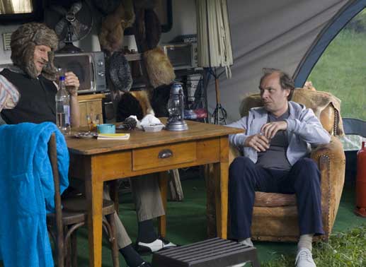 Von der Unternehmenszentrale auf den Campingplatz: Ex-Manager Stefan gibt sich dem M¸fliggang hin (Eisi Gulp, Martin Brambach, v.l.). Bild: Sender / Erika Hauri