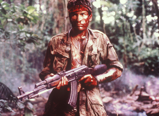 Als der junge Kriegsfreiwillige Chris Taylor (Charlie Sheen) zu seinem 'Platoon' nach Vietnam kommt, lassen ihn die Kampf erprobten M&auml;nner schnell sp&uuml;ren, dass er ein unerfahrener Neuling ist ... Bild: Sender
