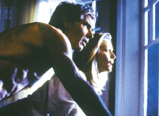 Was geht bei den Nachbarn vor? Die Spencers (Harrison Ford & Michelle Pfeiffer) beobachten. Bild: Sender