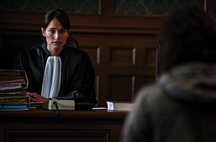 Nachdem Céline vor Gericht herausgerutscht ist, dass sie Claire (Marie Gillain) kennt, wird dieser der Fall entzogen. Bild: Sender / arte / Fin Août / Mars Films / France 3 Cinéma / Rhône-Alpes Cinéma / Mac Guff Ligne / Nord-Ouest Films