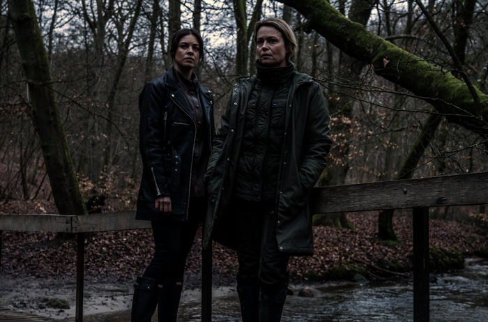 Blinded: Die Profilerin Bergstein (Natalie Madueño) und die Polizistin Hørup (Helle Fagralid, re.) suchen im Wald nach Hinweisen auf den Mörder eines jungen Mannes. Bild: Sender / Per Arnesen