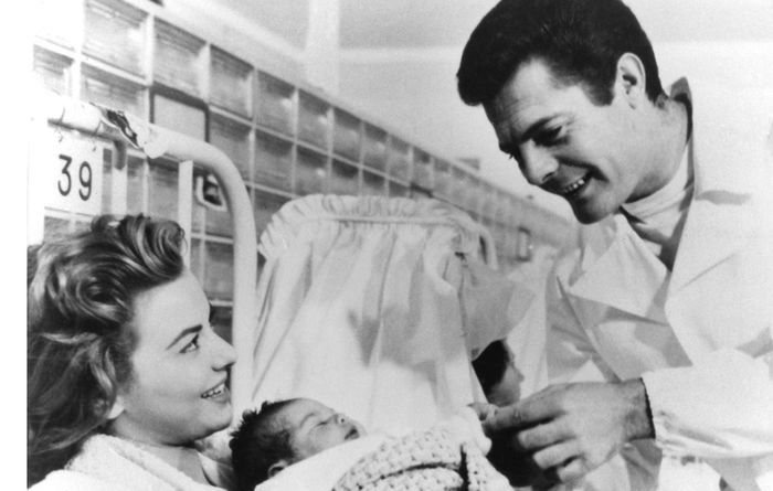 Ihr Kind zu bekommen, ist für Krankenschwester Luisa (Giovanna Ralli) „der schönste Augenblick“. Der Vater des Kindes, Assistenzarzt Dr. Valeri (Marcello Mastroianni) ist davon allerdings nicht ganz so erbaut. Bild: Sender/degeto