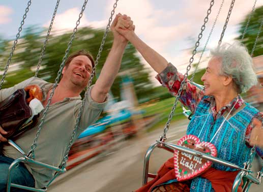 Ein Moment der Glückseligkeit. Ohne Geld, Handy und Auto ist Richard (Roeland Wiesnekker) mit seiner demenzkranken Mutter Hilde (Christine Ostermayer) auf einem Volksfest gestrandet. Bild: Sender / Fabian Rösler