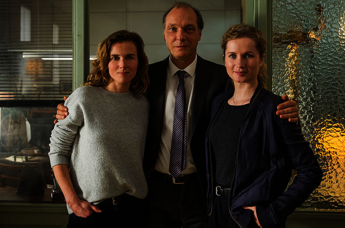 Das Dresdner Tatort-Team: Karin Gorniak (Karin Hanczewski), Peter Michael Schnabel (Martin Brambach) und Leonie "Leo" Winkler (Cornelia Gröschel). Bild: Sender / MDR / Wiedemann & Berg / Daniela Incoronato.