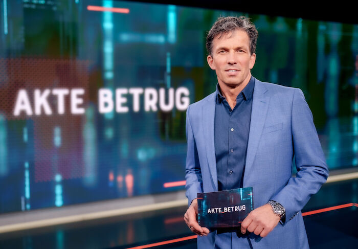Akte Betrug: Moderator Martin Ferdiny. Bild: Sender / ORF / Roman Zach-Kiesling