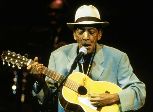 Compay Segundo mit Gitarre. Bild: Sender