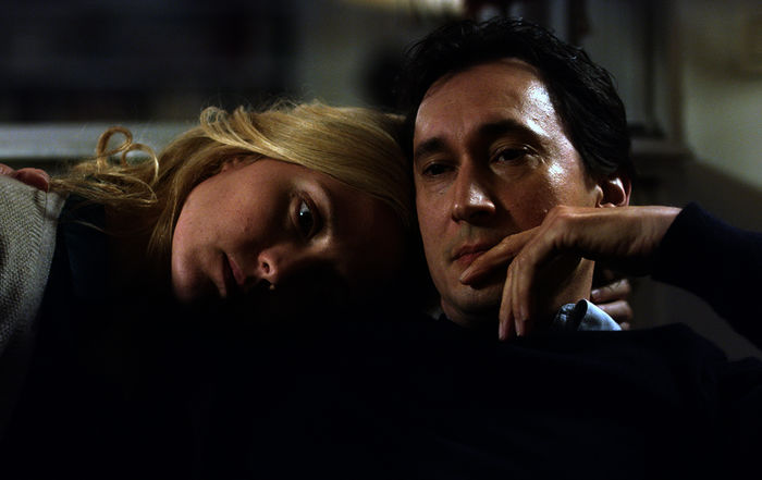 Louise (Evelyne Brochu) und Vincent Mercier (Grégoire Colin) wollen mit einem kleinen Urlaub zu Thanksgiving ihre beruflichen Erfolge feiern. Privat scheinen sich hingegen Probleme zusammenzubrauen. Bild: Sender / ARTE France / Thibault Grabherr