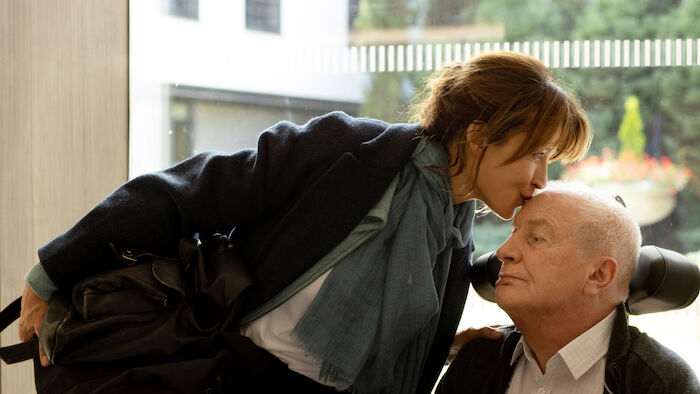 Alles ist gutgegangen: Trotz der Sturheit und gelegentlichen Boshaftigkeit ihres Vaters (Andr&eacute; Dussollier) k&uuml;mmert sich Emmanu&egrave;le (Sophie Marceau) f&uuml;rsorglich um ihn. Bild: Sender / ZDF / Carole Bethuel