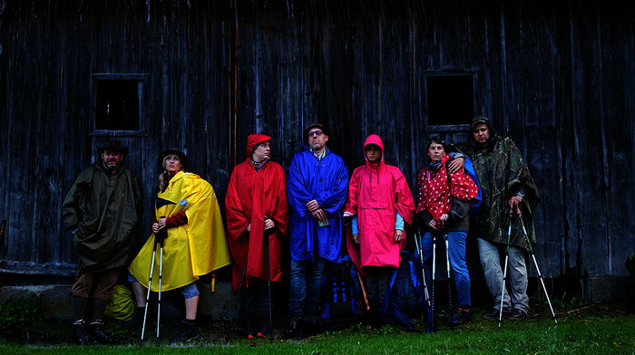 Die Clique (V.l. Roeland Wiesnekker, Anna Schudt, Elena Uhlig, Thomas Loibl, Anna Unterberger, Victoria Mayer und Moritz Führmann). Bild: Sender / WDR / Oliver Oppitz