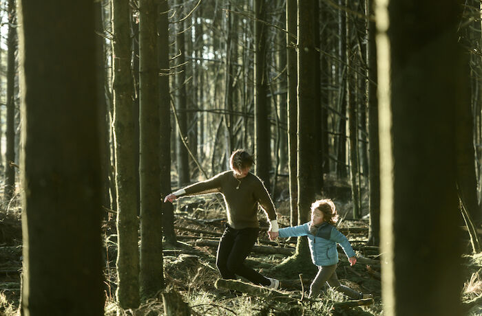Geborgtes Weiß: Marta (Susanne Wolff) mit ihrem Sohn Nathan (Elia Gezer). Bild: Sender / WDR / arte / Martin Rottenkolber