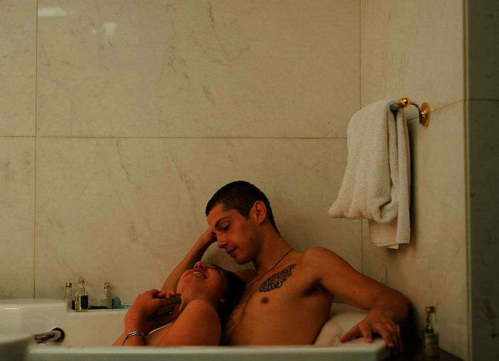 Amour fou: Nina Meurisse als Rebecca Legendre, Cyril Descours als Vincent Bouvier. Bild: Sender / ZDF / SRF / Saga