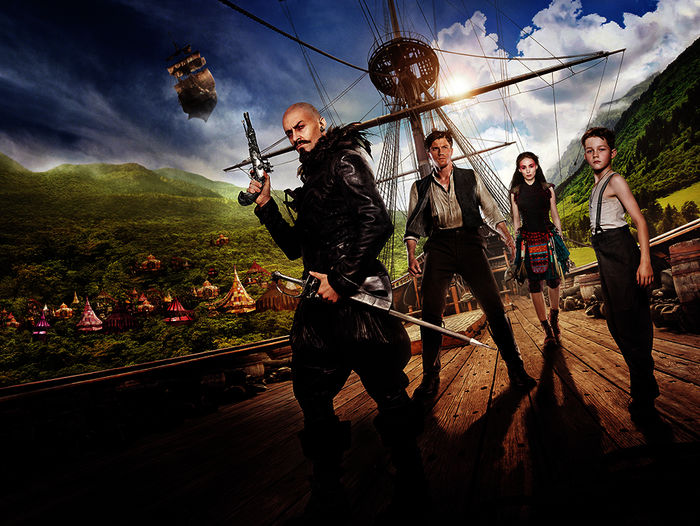 Hugh Jackman (Blackbeard), Garrett Hedlund (James Hook), Rooney Mara (Tiger Lily), Levi Miller (Peter Pan). Bild: Sender / Tele München / 2015 Warner Bros.