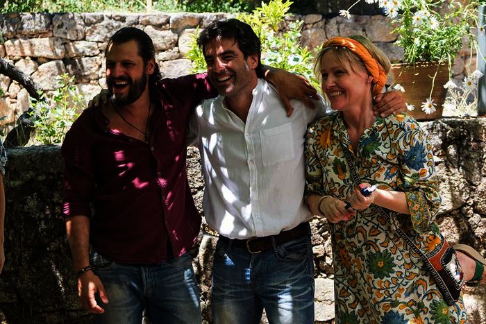 Die beiden Brüder Pablo (Manuel Cortez) und Carlos (Fernando Corral) freuen sich zusammen mit Marion (Katharina Zapatka), dass das Voluntourismus-Projekt von Felipe erfolgreich abgeschlossen wurde und die Quelle wieder jedem Pilger zugänglich ist. Bild: Sender
