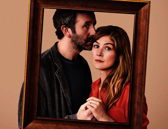 Sie geht fremd, er ist geknickt: Bei dem Ehepaar Tom (Chris O'Dowd) und Louise (Rosamund Pike) hängt der Haussegen schief. Bild: Sender / Confession TV Limited (2018) / Parisatag Hizadeh
