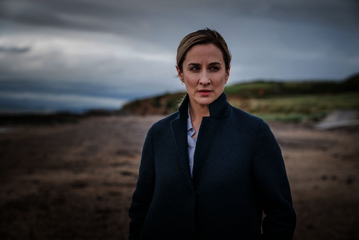 D.S. Lisa Armstrong (Morven Christie) ermittelt im Fall verschwundener Zwillinge. Bild: Sender / ZDF / Ben Blackall. 