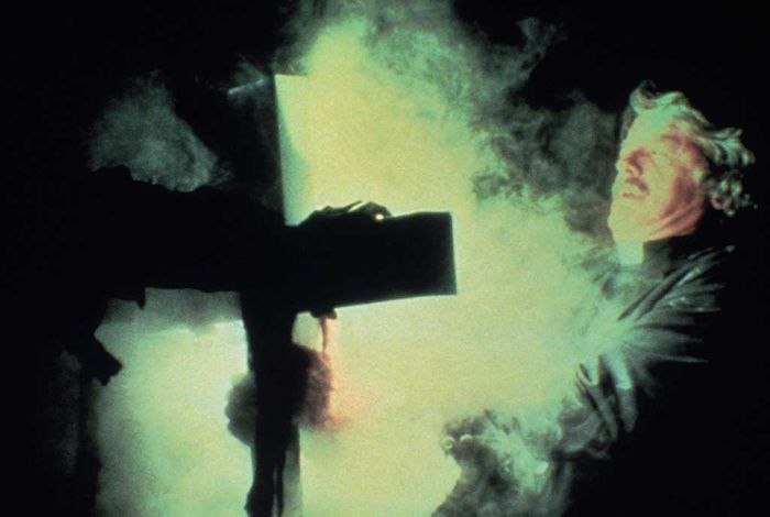 Der Priester Malone (Hal Holbrook) versucht, die Untoten mit einem goldenen Kreuz zu bannen. Bild: Sender