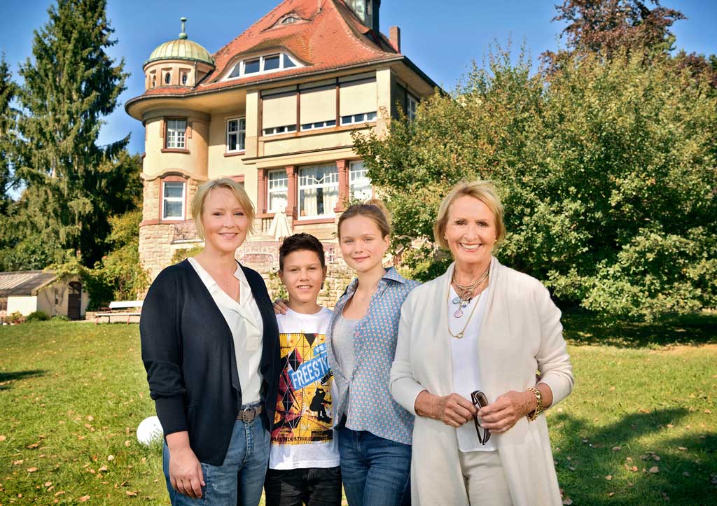 Die alleinerziehende Mutter Nele (Floriane Daniel) mit ihrer pubertierenden Tochter Johanna (Sofie Eifertinger), ihrem wilden Sohn Niklas (Noah Calvin) und ihrer Mutter Mechthild (Diana Körner).Bild: Sender / ARD / SWR / Patrick Pfeiffer 