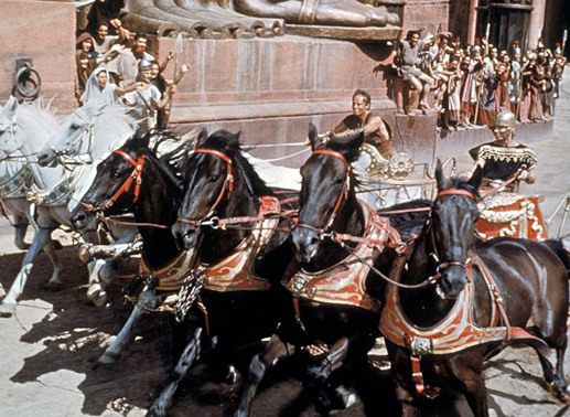 Das Wagenrennen zwischen Judah Ben Hur (Charlton Heston, li.) und seinem Erzfeind Messala (Stephen Boyd, re.) wird zu einem erbitterten Duell um Leben und Tod. Bild: Sender / Warner Bros