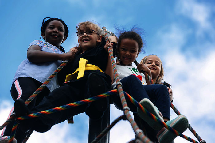 Grundschülerinnen probieren sich aus: Was traue ich mir allein zu? Was kann ich? Helikopter-Eltern können den Drang ihrer Kinder nach Selbstständigkeit nicht immer gut aushalten. Bild: Sender
