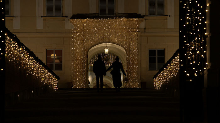 Überall leuchtet es während der Weihnachtszeit in Schloss Hof. Bild: Sender / ZDF und ORF / Produktion West / Gerhard Mader. 