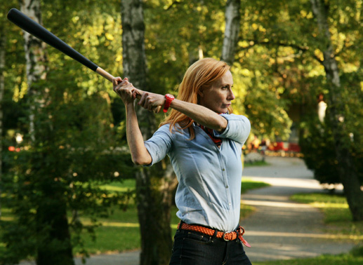 Bella (Andrea Sawatzki) beim Baseball spielen. Bild: Sender