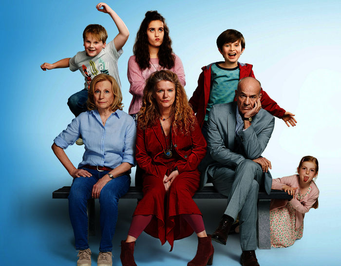 Enkel für Anfänger: Julius Weckauf (Jannik), Maren Kroymann (Karin), Maya Lauterbach (Merle), Barbara Sukowa (Philippa), Bruno Grüner (Viktor), Heiner Lauterbach (Gerhard), Luise Gleich (Leonie). Bild: Sender/STUDIOCANAL