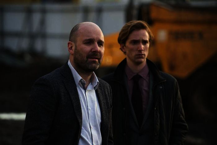 DCI John Hind (Johnny Harris) und der noch unerfahrene DS Anthony Boyce (Luke Newberry) treffen gerade am Tatort ein. Es wurden Überreste von zwei Frauen gefunden, die schon vor Jahren ermordet worden sind. Bild: Sender / ZDF / Ben Blackall