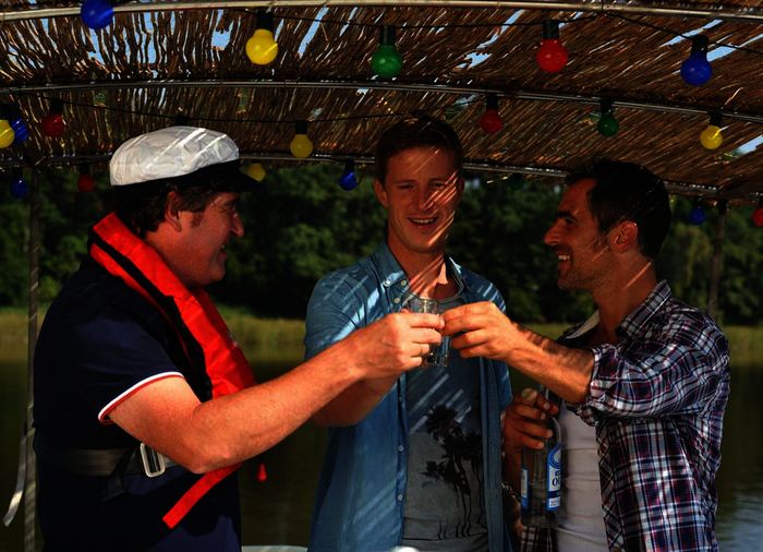 Henner (Stephan Szász), Simon (Gabriel Merz) und Finke (Golo Euler) haben nicht nur Spaß miteinander, sie werden auf dem Hausboot auch zu echten Freunden. Bild: Sender / SWR / Flare Film / Hardy Spitz