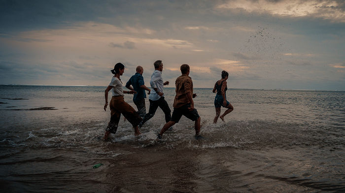 Die Retter der Meere: Manu Hauser (Haley Louise Jones), Morten Solheim (Erik Madsen), Reno Finnings (Hannes Jaenicke), Pit Wagner (Daniel Roesner) und Yuna Bartosch (Luka Omoto). Bild: Sender / ARD Degeto / Daniel Villiers