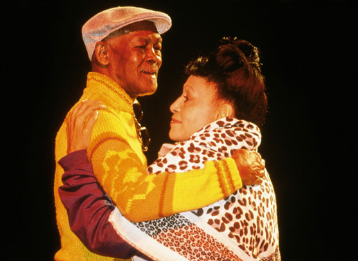 Ibrahim Ferrer mit Omara Portuondo beim Tanz. Bild: Sender