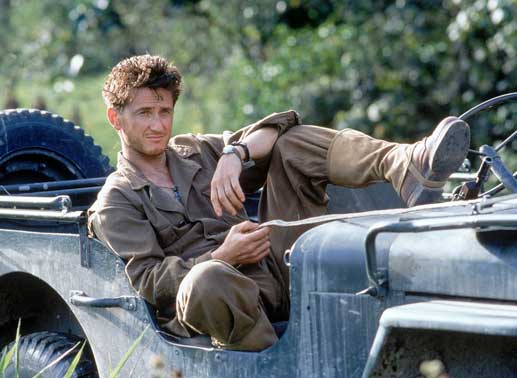 First Sergeant Edward Welsh (Sean Penn) weiß, dass Private Witt in der Vergangenheit mehrmals desertiert ist, deckt ihn aber dennoch. Bild: Sender / Twentieth Century Fox Film Corporation