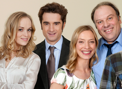 Elfie Hack (Frederike Kempter), Dr. Rüdiger Rössler (Oliver Wnuk), Claudia König (Sandra Borgmann), Rudi König (Waldemar Kobus). Bild: Sender